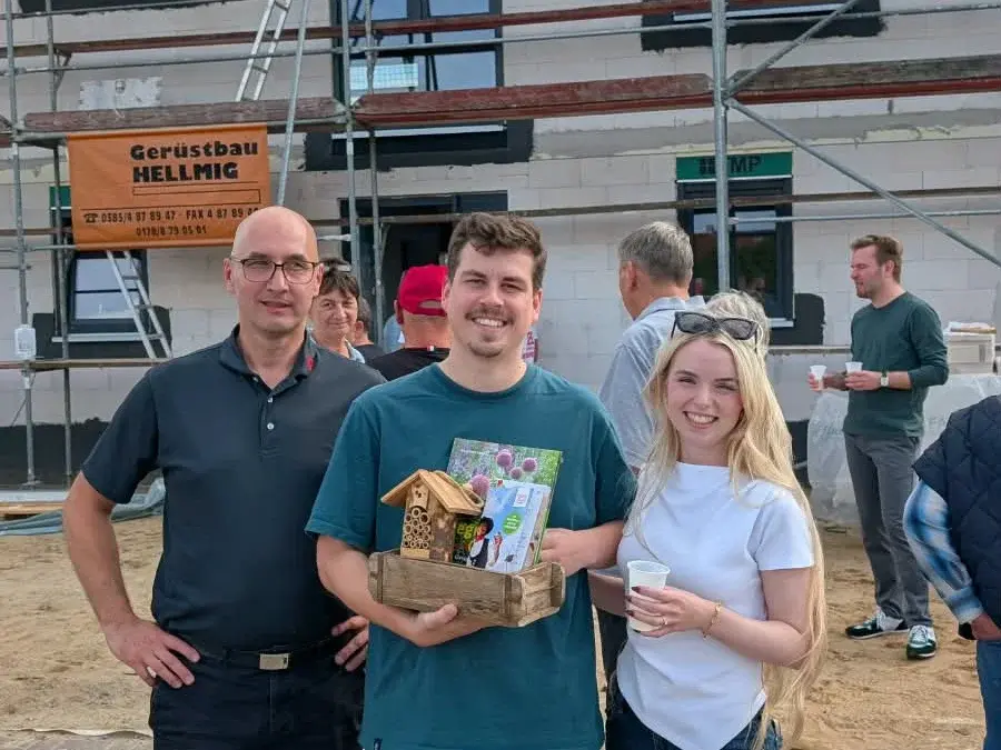 Bauherren mit Hausbauberater Dieter Heid beim Richtfest des Flair 152 RE in Wittenförden
