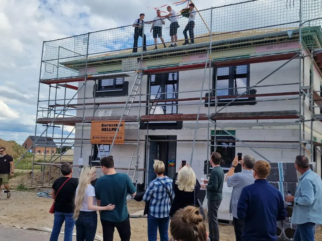 Viele Gäste beim Richtfest im Baugebiet Wiesengrund in Wittenförden