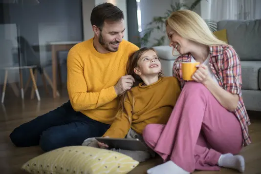 Haus-Familie-Wohnen-Serie-10-8 Familie sitzt auf Boden