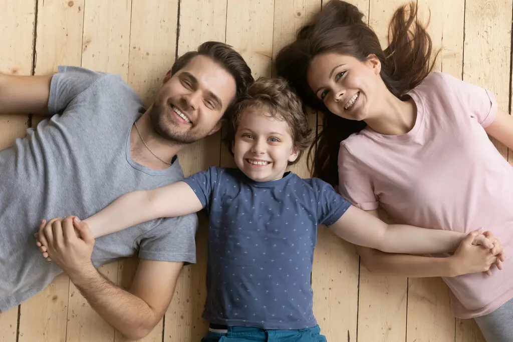 Haus-Familie-Wohnen-Serie-3-5 Vater mit Tochter und Sohn auf Boden