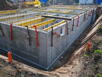 bauen-grundstueck-keller-hausbau-boden-ausheben-04