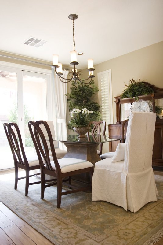 Fotolia_4267935_Subscription_L Esszimmer mit Stühlen